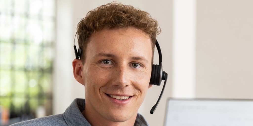 Mitarbeiter im Kundenservice mit Headset 