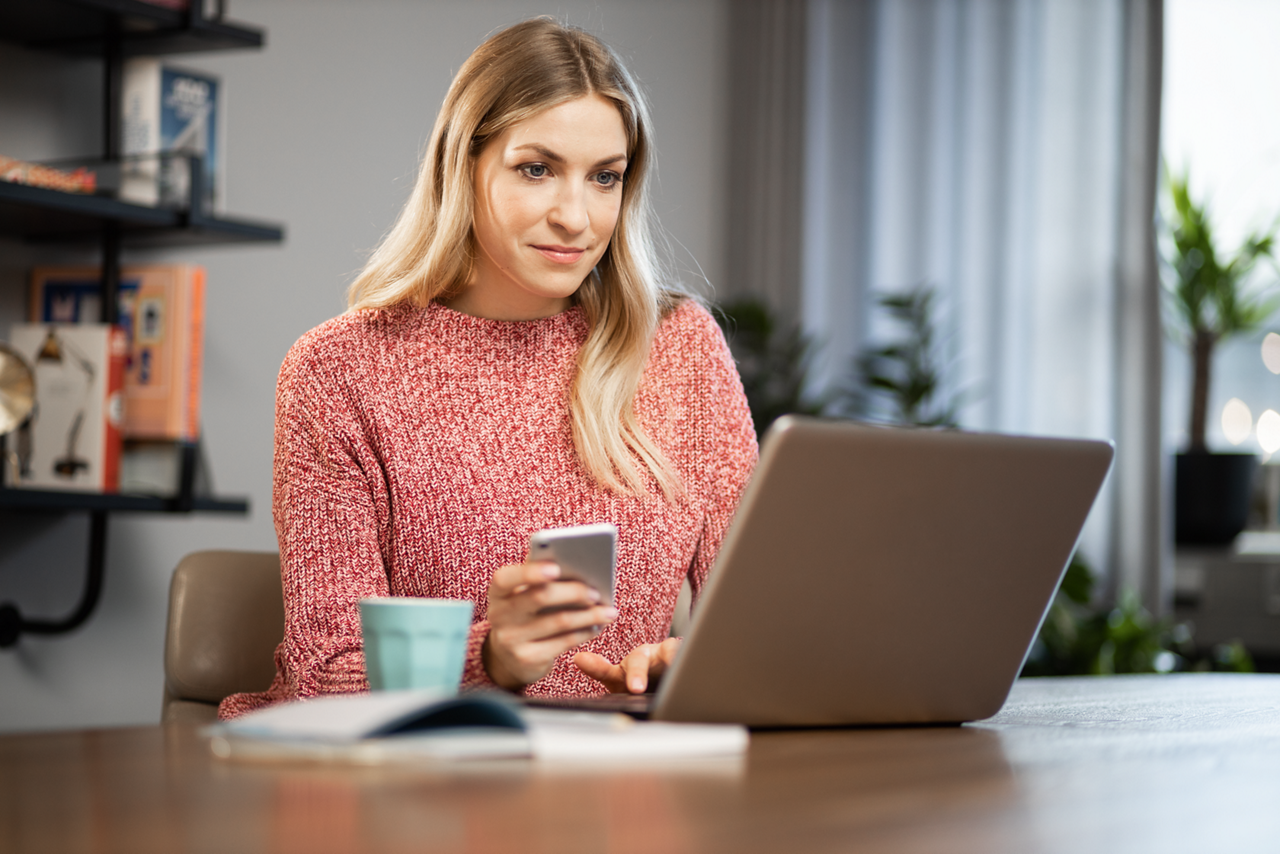 Schmuckbild: Frau mit Laptop und Smartphone